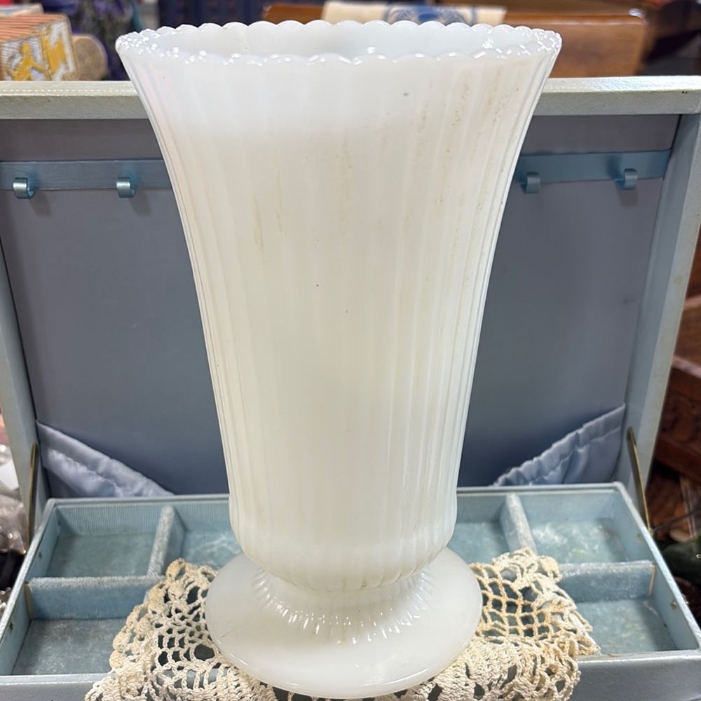Elegant White Glass Vase
Brody Co Vase In 40s, mid century Glass Glassware
A11